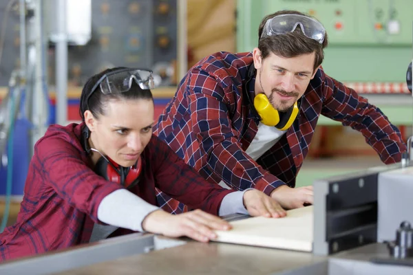 Uomo Donna Laboratorio Legno — Foto Stock