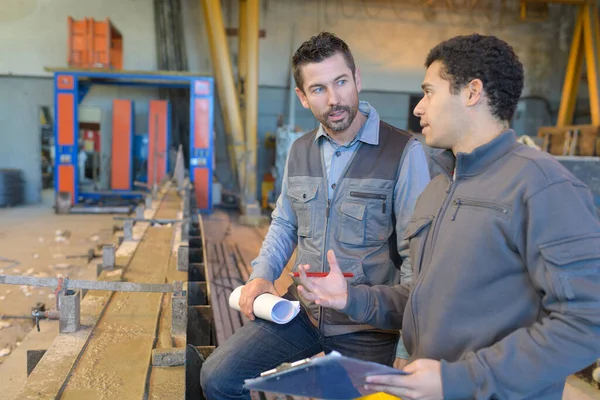 Fabrieksarbeiders Bespreken Iets — Stockfoto