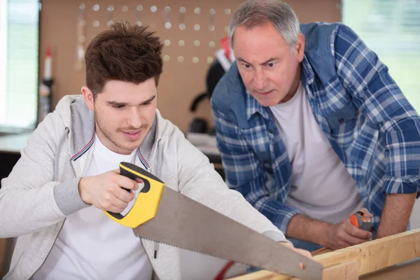 Foreman Tittar Lärling Med Manuell Såg — Stockfoto