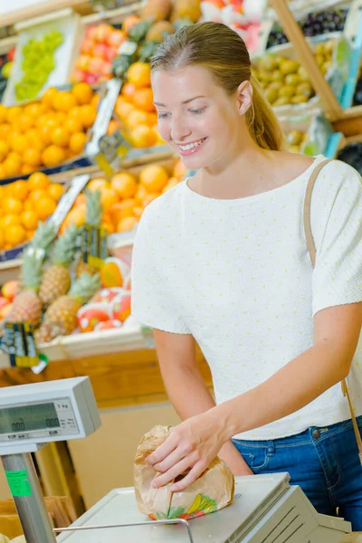 Femme Pesant Nourriture Dans Marché — Photo