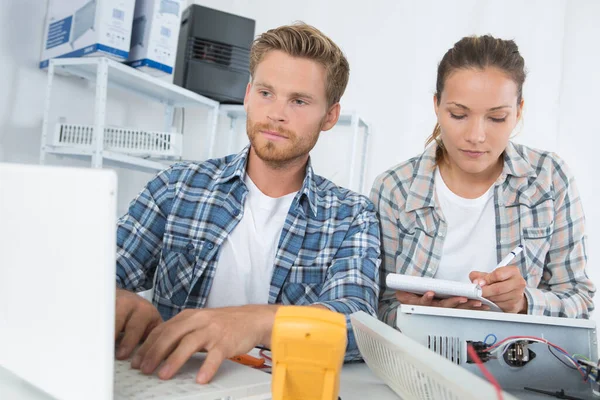 Man Repareert Zijn Computer — Stockfoto