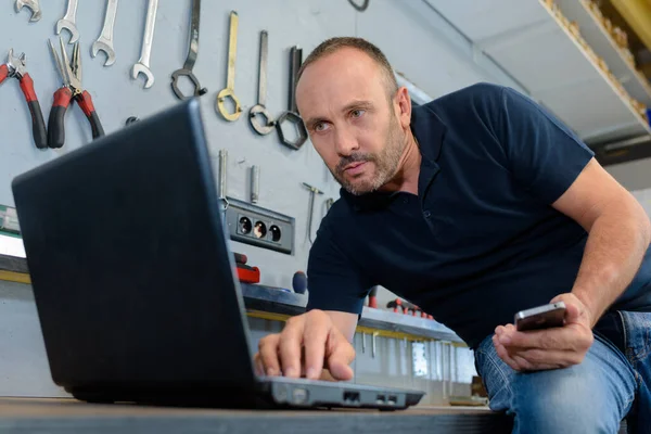 Compaq Laptop Einer Werkstatt — Stockfoto