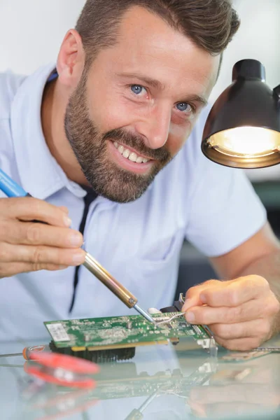 Ingeniero Que Trabaja Placa Circuito — Foto de Stock