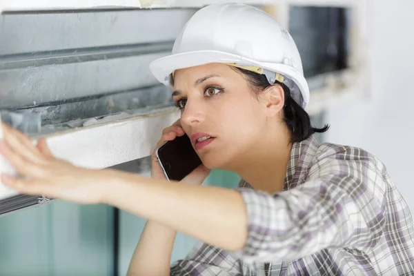 Ung Kvinnlig Byggare Telefon — Stockfoto