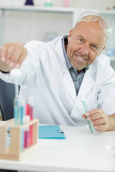 Homem Feliz Segurando Tubo Ensaio Laboratório — Fotografia de Stock