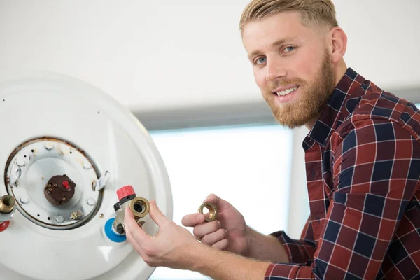 Mannelijke Loodgieter Werken Aan Warm Water Boiler — Stockfoto