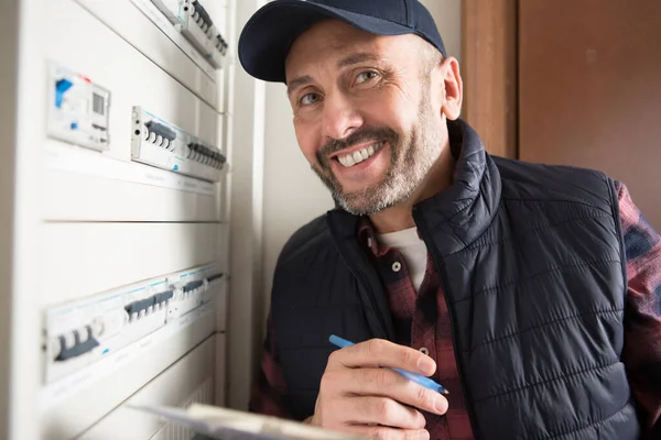 Portret Van Elektrische Inspecteur Stond Door Stroomonderbreker Kast — Stockfoto