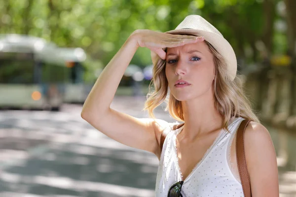 Giovane Donna Guardando Lontananza Ombreggiando Gli Occhi Dal Sole — Foto Stock