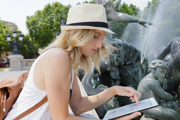 Γυναίκα Τουρίστρια Χρησιμοποιώντας Tablet Ενώ Στηρίζεται Δίπλα Ένα Σιντριβάνι — Φωτογραφία Αρχείου