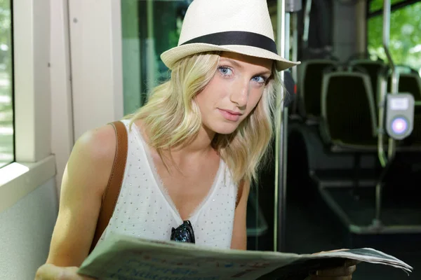 Mulher Elegante Lendo Jornal Bonde — Fotografia de Stock