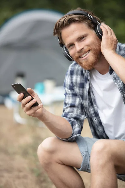 Feliz Hombre Sonriente Sentado Escuchando Música —  Fotos de Stock