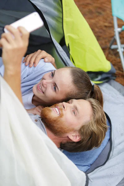 Pareja Tomando Selfie Una Tienda Campaña Durante Viaje —  Fotos de Stock