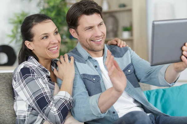 Pareja Usando Videollamada Teléfonos Inteligentes Con Amigo —  Fotos de Stock