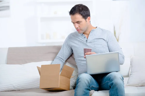 Hombre Está Comprando Línea — Foto de Stock