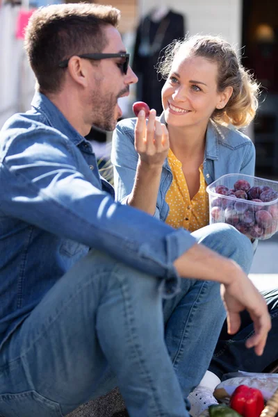 Pareja Comiendo Ciruelas Aire Libre Día Verano —  Fotos de Stock