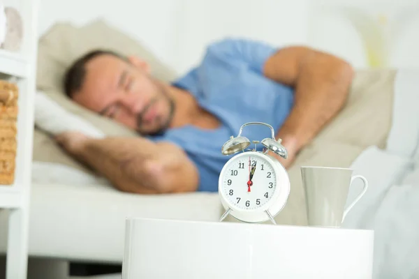 Uomo Che Dorme Letto — Foto Stock