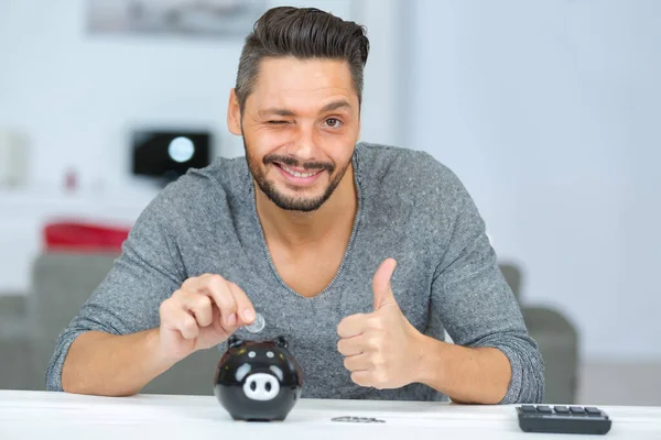 Jovem Feliz Colocando Dinheiro Banco Porquinho — Fotografia de Stock