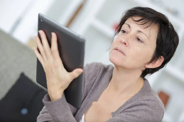 Schöne Frau Hause Die Mit Einem Tablet Arbeitet — Stockfoto