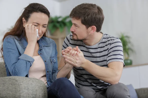 Mujer Llorando Sofá —  Fotos de Stock