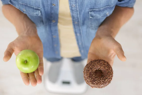 Mann Auf Waage Hält Apfel Und Donut Jeder Hand — Stockfoto