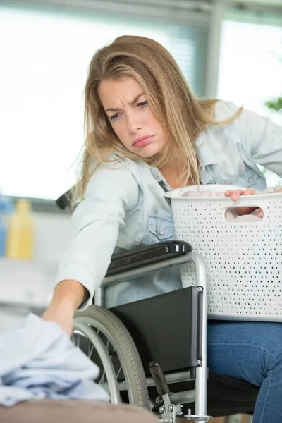 Junge Behinderte Frau Rollstuhl Benutzt Waschmaschine — Stockfoto