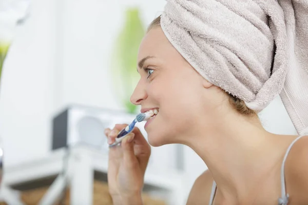Retrato Bela Jovem Mulher Escovando Dentes — Fotografia de Stock