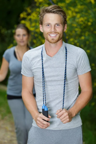 Koppel Oefening Het Park Samen Met Touw — Stockfoto