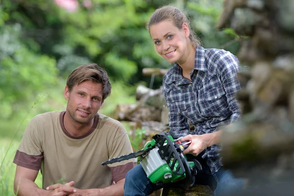 Una Donna Che Tiene Una Motosega All Aperto — Foto Stock