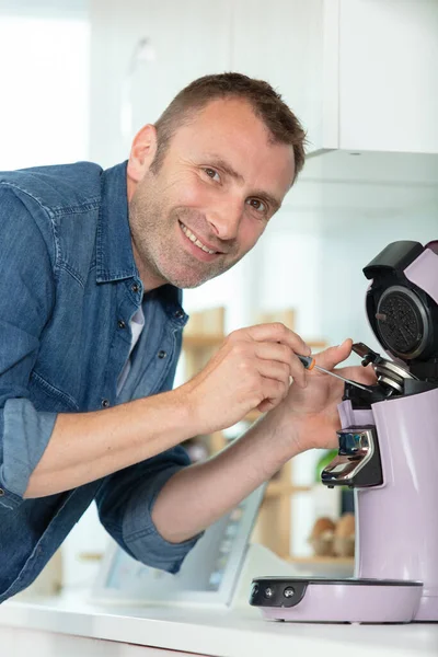 Klusjesman Reparaties Huishoudelijke Koffiezetapparaat — Stockfoto