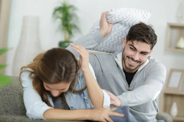 Jong Paar Met Een Kussen Gevecht — Stockfoto