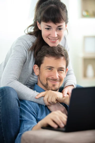 在家里用笔记本电脑工作的年轻夫妇的近照 — 图库照片