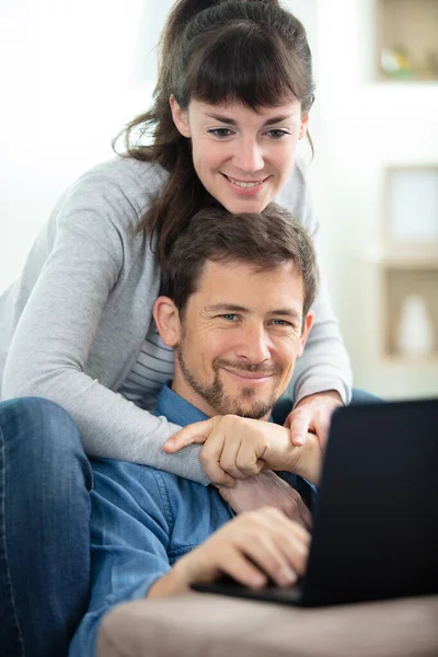 Primo Piano Giovani Coppie Che Lavorano Laptop Casa — Foto Stock