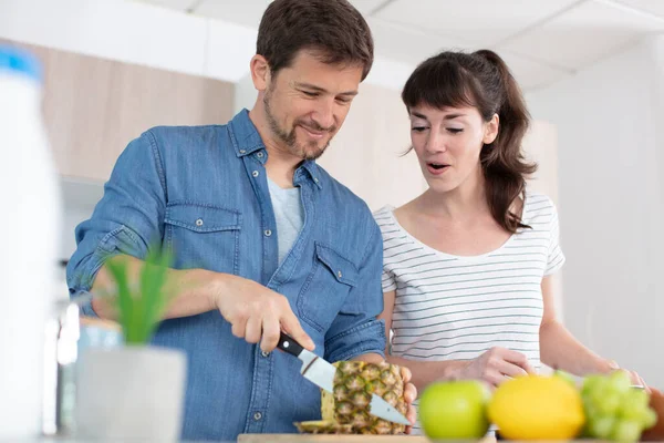 Casal Casa Preparando Frutas — Fotografia de Stock