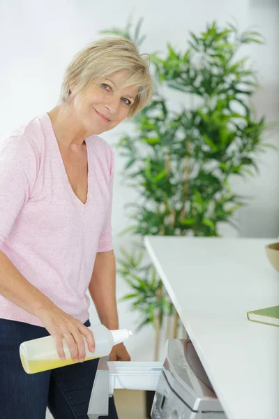 Donna Anziana Che Mette Sapone Lavatrice — Foto Stock