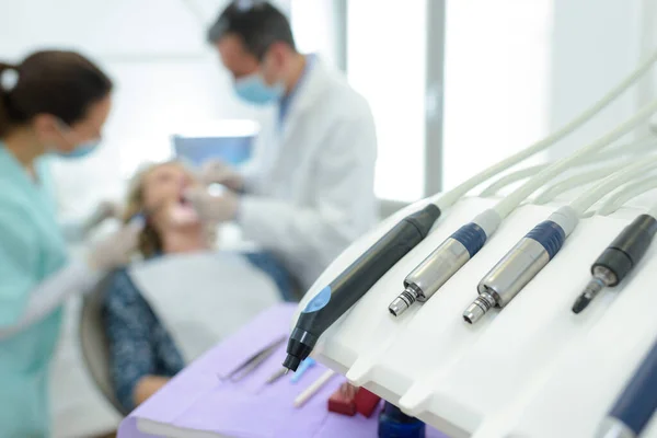 Close Dentistas Implementa Paciente Cadeira Segundo Plano — Fotografia de Stock