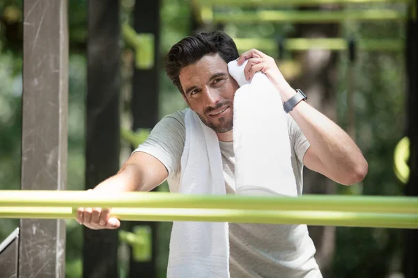 Schöner Mann Der Eine Pause Von Klimmzügen Reck Macht — Stockfoto