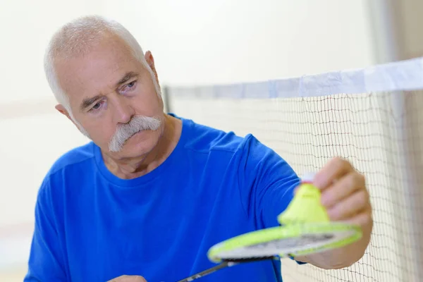 Unavený Senior Tenista Relaxaci Lavičce Soudu — Stock fotografie