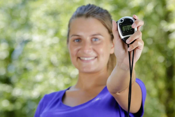 Femme Dans Sport Montrant Chronomètre — Photo