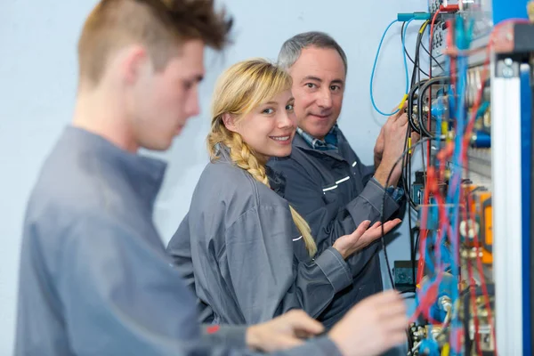 Techniker Und Auszubildende Großen Rechenzentrum — Stockfoto