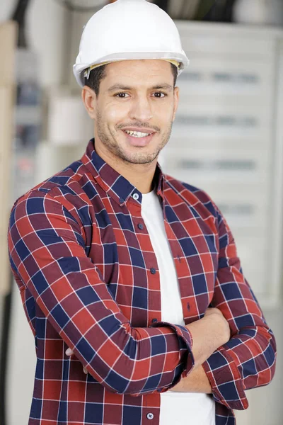 Leende Och Säker Manuell Arbetare — Stockfoto