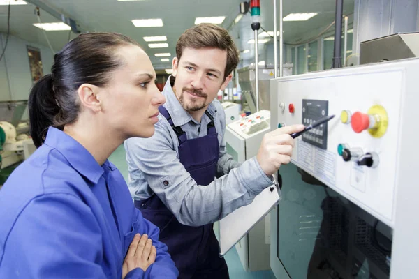 Supervisor Formación Nuevos Reclutas Para Entender Los Controles Fábrica —  Fotos de Stock