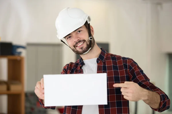 Jovem Trabalhador Sorrindo Apontando Para Cartaz Branco Texto Pronto — Fotografia de Stock
