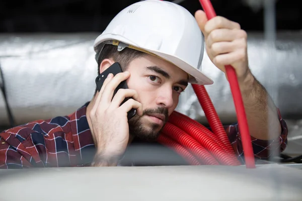 Elektriker Telefoniert Mit Kabeln — Stockfoto