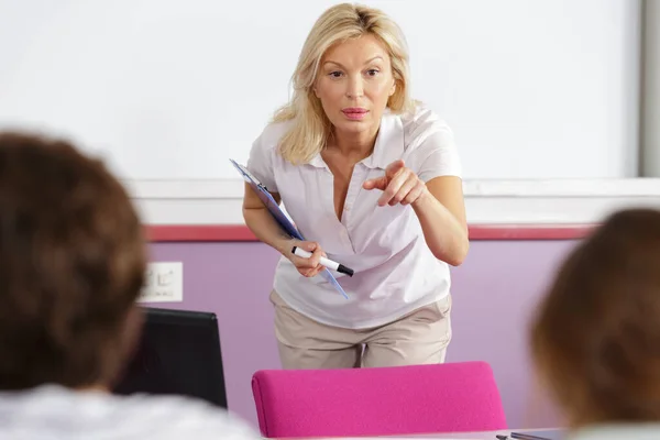 Mulher Apontando Para Estudante — Fotografia de Stock