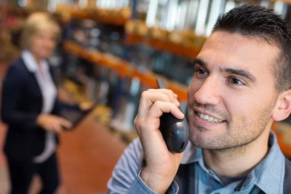 Werknemer Geeft Instructie Met Behulp Van Een Walkie Talkie — Stockfoto