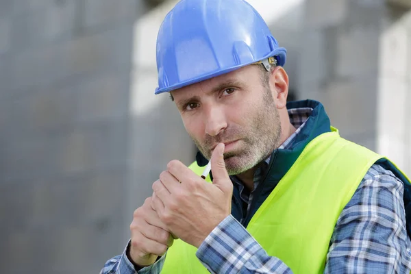 Fumar Cigarro Canteiro Obras — Fotografia de Stock