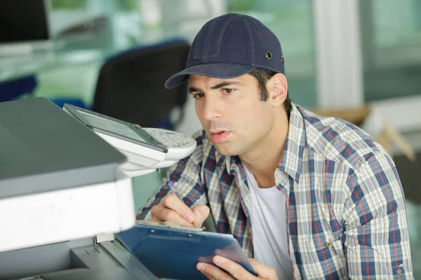 Tekniker Fixa Kontor Foto Kopiator — Stockfoto