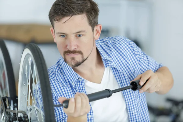 Hombre Inflando Neumáticos Bicicleta Con Bomba — Foto de Stock