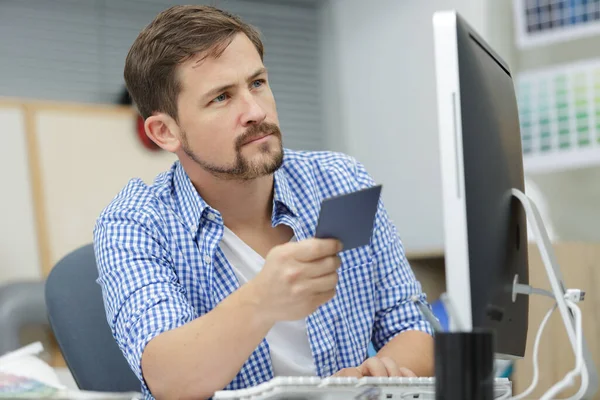 Diseñador Masculino Usando Computadora Mientras Sostiene Muestra Color —  Fotos de Stock