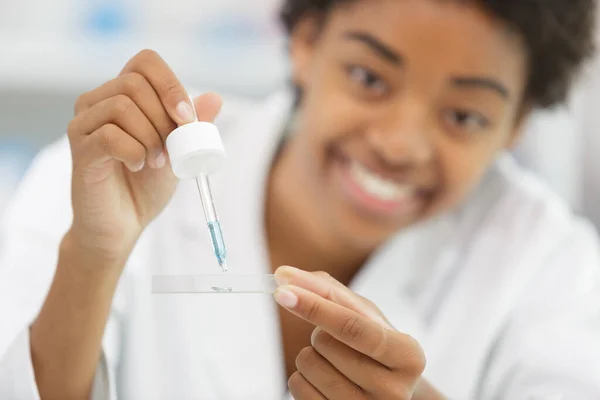 Black Female Chemist Student Conducting Research — Stock Photo, Image